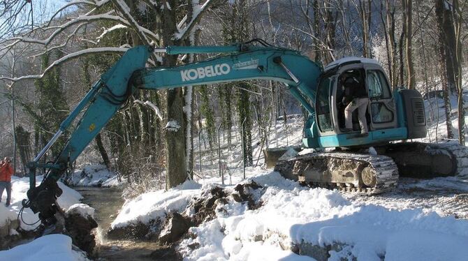 Das neue Bett des Nottenbachs ist geflutet: Gestern Vormittag hat Bürgermeister Elmar Rebmann mithilfe eines Baggers unter sachk