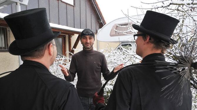 Soll's dieser sein? Oder doch lieber jener? Vom neuen Jahr an kann Martin Scheuermann sich seinen Schornsteinfeger aussuchen. FO Soll's dieser sein? Oder doch lieber jener? Vom neuen Jahr an kann Martin Scheuermann sich seinen Schornsteinfeger aussuchen. FO