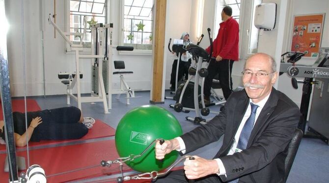 Immer fit bleiben: Der scheidende Geschäftsführer Hans Willi Kies im Rückenstudio der AOK in Tübingen. Die Einrichtung gehört zu