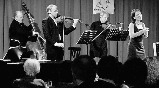 Die Musik des Ensemble Narcissus ist wesentliches Element der Melange. FOTO: TONNE Die Musik des Ensemble Narcissus ist wesentliches Element der Melange. FOTO: TONNE