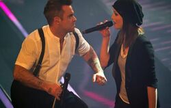 Robbie Williams sang mit den Kandidaten seinen Hit «Candy». Foto: Tim Brakemeier