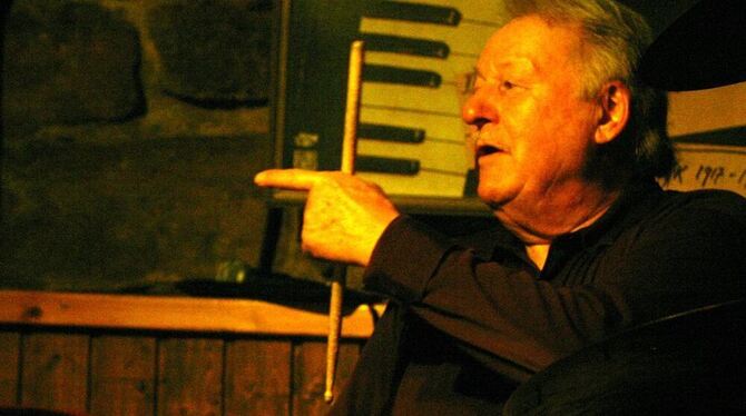 Charly Antolini ist in der »Mitte« auch ein unterhaltsamer Moderator. FOTO: JÜSP Charly Antolini ist in der »Mitte« auch ein unterhaltsamer Moderator. FOTO: JÜSP