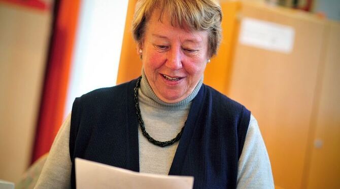 Marianne Geisel liest am 04.12.2012 in Reutlingen in einem Schriftstück in Sütterlinschrift. Die 80-Jährige hilft jungen Mensche
