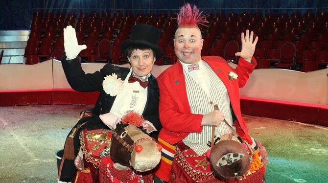 Die Clowns Jin und Tonic wollen alle zum Lachen bringen.  FOTO: STRÖHLE