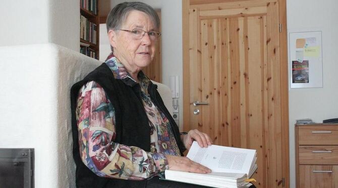 Am heimischen Lehmofen mit dem Märchenbuch in der Hand: Für Isolde Sanden sind die Grimmschen Märchen ein unerschöpflicher Schat Am heimischen Lehmofen mit dem Märchenbuch in der Hand: Für Isolde Sanden sind die Grimmschen Märchen ein unerschöpflicher Schat