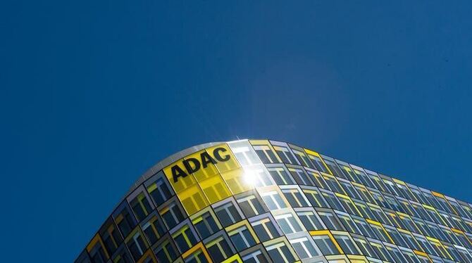 Die Fassade der Deutschland-Zentrale des ADAC in München. Foto: Peter Kneffel /Archiv