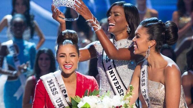 Die Krone für die Schönste: Olivia Culpo (l) ist die neue Miss Universe. Foto: Darren Decker/Miss Universe Organization