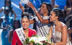 Die Krone für die Schönste: Olivia Culpo (l) ist die neue Miss Universe. Foto: Darren Decker/Miss Universe Organization