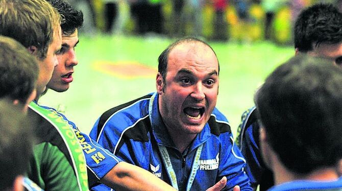Mit Leib und Seele dabei: Pfullingens Trainer Alexander Job.  FOTO: THOMYS