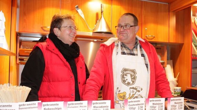 Claudia (links) und Fritz Schönhofer (rechts) bringen gebrannte Mandeln an die Reutlinger.  FOTO: STEFAK