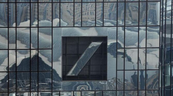 Die Fassade der Zentrale der Deutschen Bank in Frankfurt/Main. Foto: Arne Dedert/Archiv