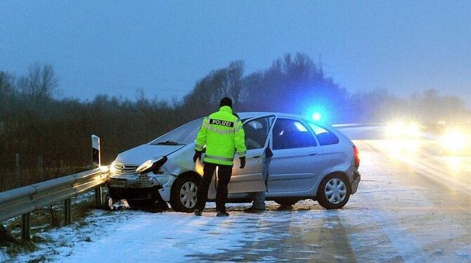 Glatteis-Unfall auf der Autobahn A7 bei Schleswig. Foto: Karsten Sörensen