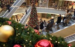 Das Weihnachtsgeschäft hat in der letzten Woche vor Heiligabend deutlich an Schwung gewonnen. Foto: Bernd Wüstneck/Archiv