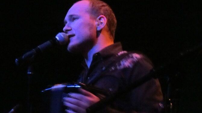 Wilde Lieder, die in die Beine fahren: Rainer von Vielen im franz.K. FOTO: MORAWITZKY Wilde Lieder, die in die Beine fahren: Rainer von Vielen im franz.K. FOTO: MORAWITZKY