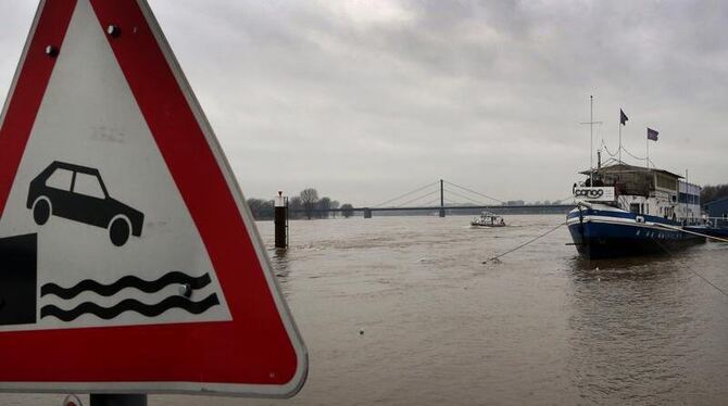 Der Pegel des Rheins steigt. Bedrohliche Werte erwarten die Hochwasserschützer aber nicht. Foto: Foto: Martin Gerten