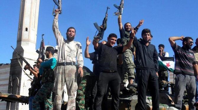 Jubelnde syrische Rebellen auf einem Panzer. Foto: Archiv