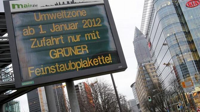 Ein Schild an der Frankfurter Messe weist darauf hin, dass zu Jahresbeginn die dritte Stufe der Umweltzone in Kraft tritt. Fo