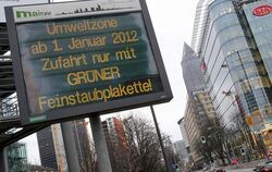 Ein Schild an der Frankfurter Messe weist darauf hin, dass zu Jahresbeginn die dritte Stufe der Umweltzone in Kraft tritt. Fo