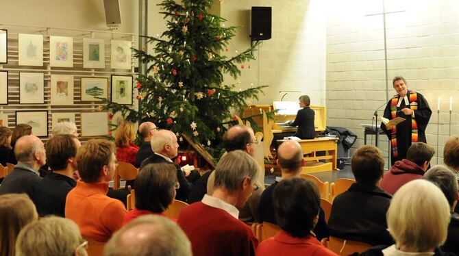 Besinnlicher Weihnachts-Auftakt: Familiengottesdienst im evangelischen Gemeindezentrum im Hohbuch, wo Pfarrer Jörg Mutschler die