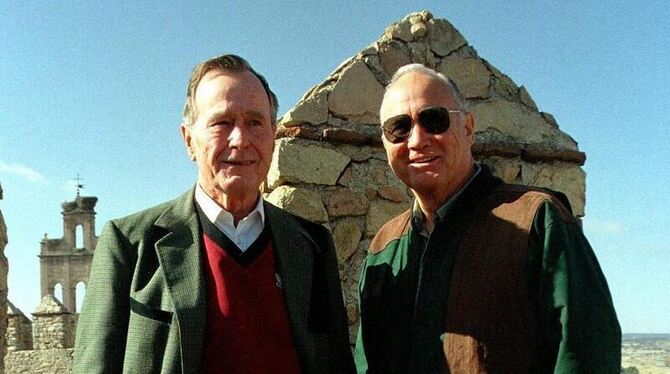 George W. Bush Senior (L) und General Norman Schwarzkopf (R). 1991 führte Schwarzkopf die »Operation Wüstensturm« gegen den I