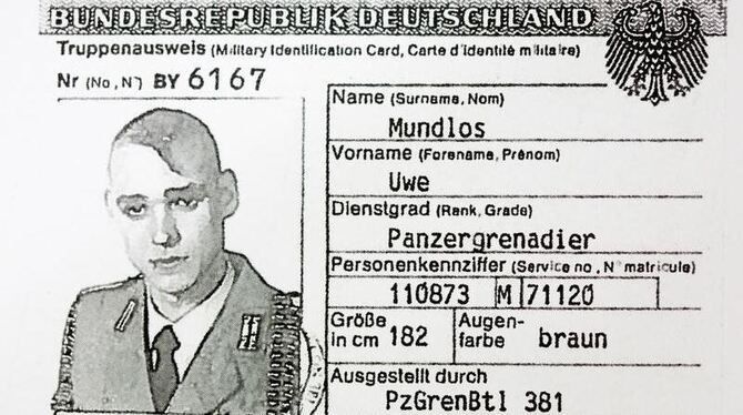 Die Reproduktion zeigt eine Kopie des Truppenausweises des NSU-Terroristen Uwe Mundlos. Mundlos fiel schon als Wehrpflichtige