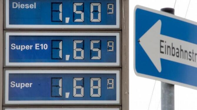 Eine Preistafel an einer Tankstelle bei Thörey in Thüringen zeigt die Preise für Diesel, E10, Super und Super Plus an. Foto: