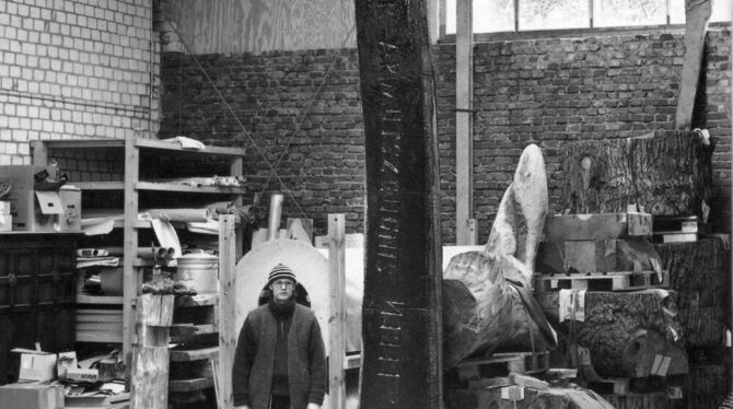Felix Droese in seinem Atelier neben seiner »Hölderlin-Säule«.  FOTO: SPENDHAUS