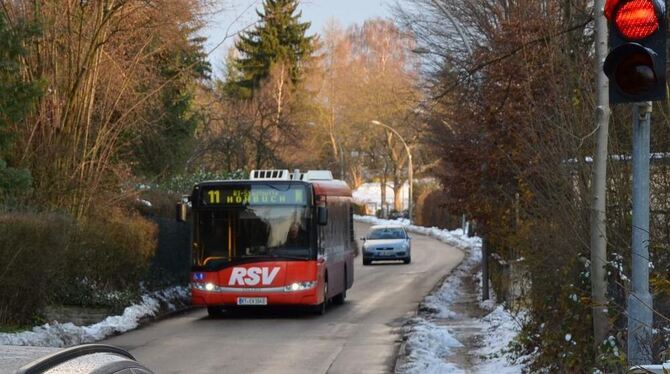Wenn sich Bus und Auto tatsächlich mal begegnen, wird es eng.  GEA-FOTO: BARAL