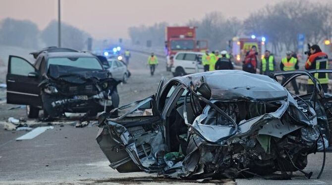 Nach einer Massenkarambolage bei Ulm sperrte die Polizei die Bundesstraße in beide Richtungen. Foto: Felix Kästle