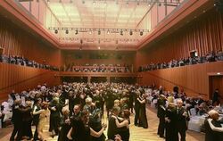 Tanzend ins neue Jahr: Bei der Silvester-Gala in der Stadthalle war das nigelnagelneue Parkett gut bevölkert. FOTO: TRINKHAUS