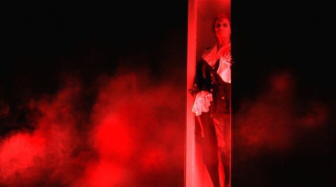 Chris Murray als Graf Dracula, der nachts seinem Sarg entsteigt, um zu lieben und Blut zu saugen. FOTO: SABINE HAYMANN