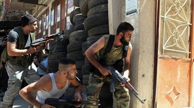 Gegner des Assad-Regimes bei einem Gefecht in Tripoli. Foto: Adel Karroum