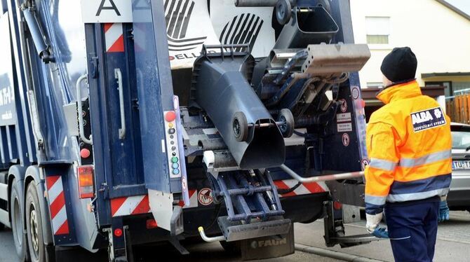 »Hightech-Maschine« im automatisierten Einsatz: Das Fahrzeug des regionalen Müll-Entsorgungs-Spezialisten Alba gestern in Kuster »Hightech-Maschine« im automatisierten Einsatz: Das Fahrzeug des regionalen Müll-Entsorgungs-Spezialisten Alba gestern in Kuster