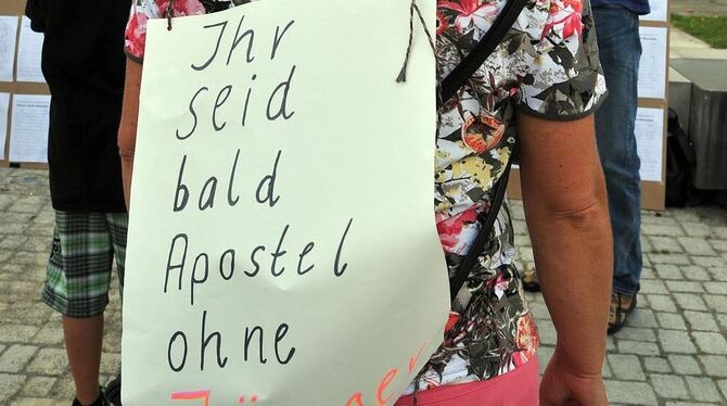Nicht zu übersehen war im vergangenen August bei einer Kundgebung in Rottenburg der Protest gegen die Abberufung von Pfarrer Ach Nicht zu übersehen war im vergangenen August bei einer Kundgebung in Rottenburg der Protest gegen die Abberufung von Pfarrer Ach