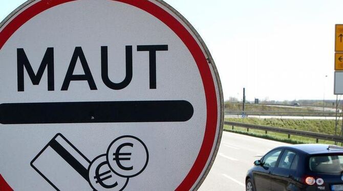 Die CSU fordert hartnäckig eine Autobahngebühr und setzt die CDU damit unter Druck. Foto: Bernd Wüstneck 