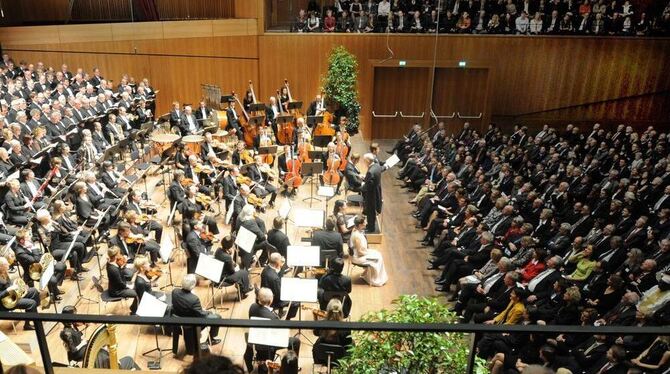 Freude, schöner Götterfunken: Projektchor, Württembergische Philharmonie und Solisten begeistern ihr Publikum. GEA-FOTO: MEYER
