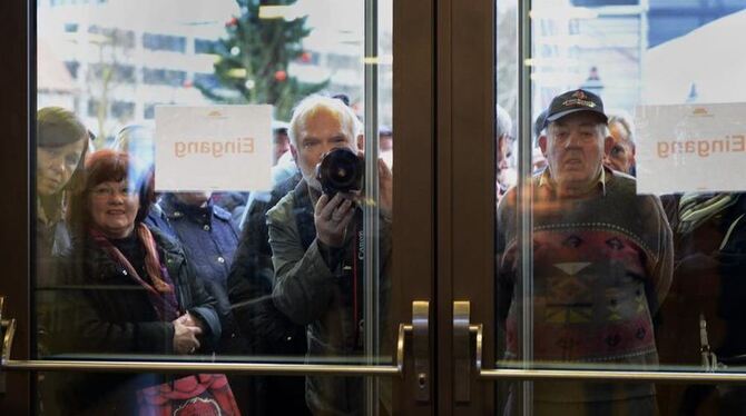 Kurz vor 11 Uhr am Sonntagmorgen: Gespanntes Warten.