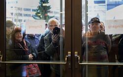 Kurz vor 11 Uhr am Sonntagmorgen: Gespanntes Warten.