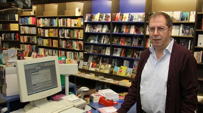 Setzt in seiner Buchhandlung in Mössingen vor allem auf individuelle Beratung: Wolfgang Schramm. GEA-FOTO: MERKLE Setzt in seiner Buchhandlung in Mössingen vor allem auf individuelle Beratung: Wolfgang Schramm. GEA-FOTO: MERKLE