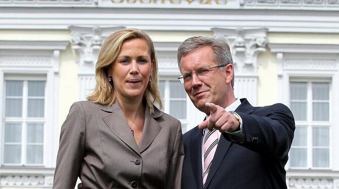 Da schien noch alles in Ordnung: Der damalige Bundespräsident Christian Wulff und seine Frau Bettina am 6.8.2010 während eine