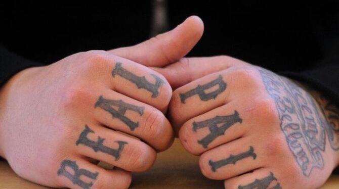 Hände eines Angeklagten in dem Pforzheimer Rocker-Prozess. Foto: Uli Deck