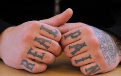 Hände eines Angeklagten in dem Pforzheimer Rocker-Prozess. Foto: Uli Deck