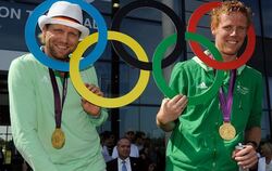 Um keinen Spaß verlegen: Die Beachvolleyball-Olympiasieger Julius Brink (links) und Jonas Reckermann.  FOTO: DPA