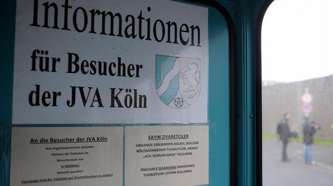 Hinweisschilder für Besucher an der Justizvollzugsanstalt Ossendorf in Köln. Foto: Federico Gambarini