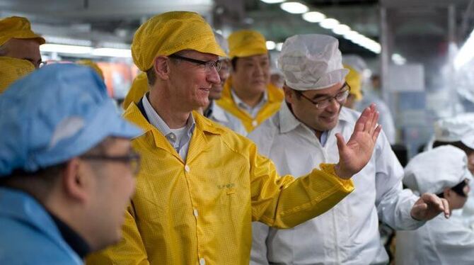 Apple-Chef Tim Cook auf einer früheren China-Reise in Zhengzhou beim Zulieferer Foxconn. Foto: Bowen Liu/Apple 