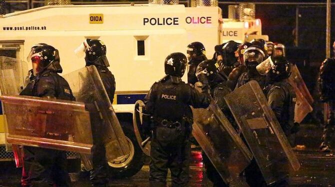 In Belfast und anderen Städten setzte die Polizei Wasserwerfer und Gummigeschosse gegen die Krawallmacher ein. Foto: Paul McE