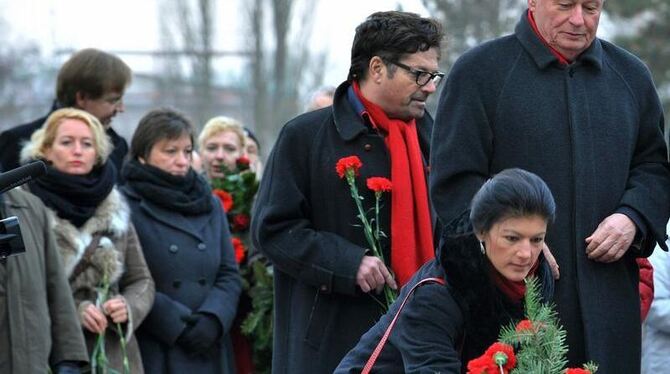 Die Linken-Politiker Sahra Wagenknecht und Oskar Lafontaine (r) legen auf dem Friedhof der Sozialisten Friedrichsfelde einen