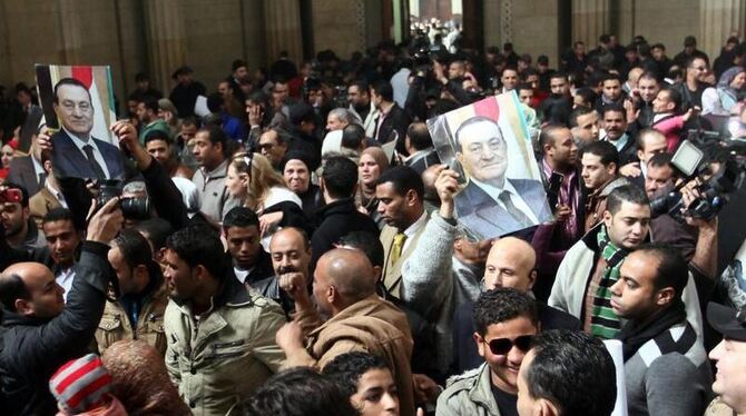 Mubarak-Anhänger freuen sich über die Entscheidung, dass das Verfahren neu aufgerollt wird. Foto: Khaled Elfiqi. 