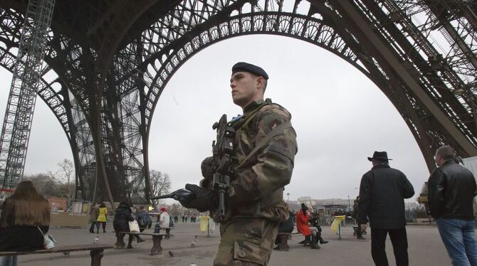 Ein französischer Soldat patroulliert am Pariser Eiffelturm: Aus Angst vor islamistischen Terrorangriffen werden nun auch in der