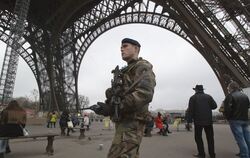Ein französischer Soldat patroulliert am Pariser Eiffelturm: Aus Angst vor islamistischen Terrorangriffen werden nun auch in der